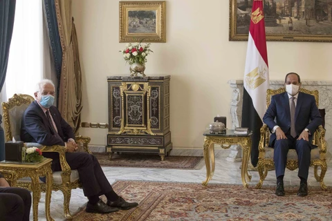 Ông Josep Borrell gặp gỡ các quan chức hàng đầu Ai Cập. (Ảnh: Twitter)