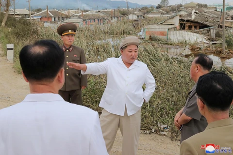 Nhà lãnh đạo Kim Jong-un thăm các khu vực bị ảnh hưởng do bão tại Triều Tiên. (Ảnh: KCNA)