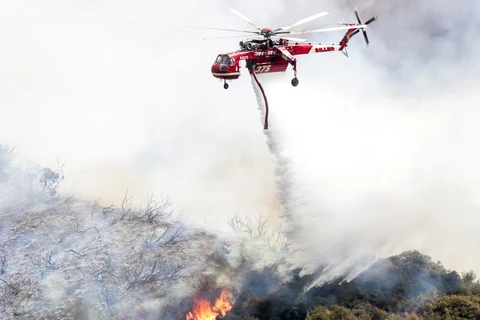 Lực lượng cứu hỏa sử dụng trực thăng để dập lửa. (Ảnh: The Desert Sun)