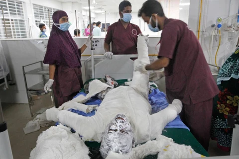 Một nạn nhân trong vụ nổ ở Bangladesh. (Ảnh: AP)