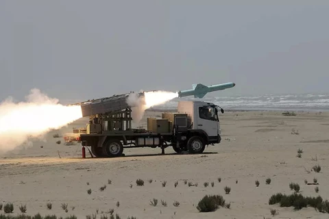 Cuộc tập trận của Iran ở khu vực eo biển Hormuz. (Ảnh: AP)