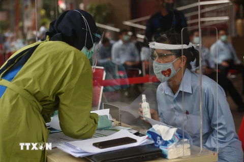 Một điểm xét nghiệm COVID-19 tại Jakarta, Indonesia. (Ảnh: THX/TTXVN)