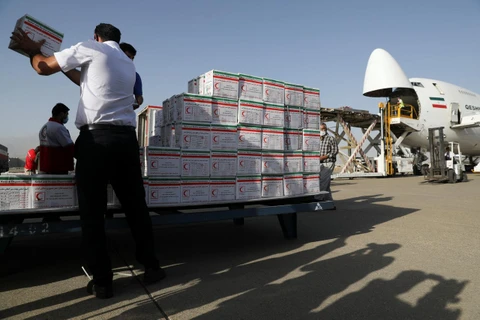 Iran chuyển hàng cứu trợ đến Beirut. (Ảnh: Reuters)
