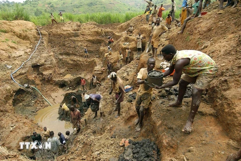 Một mỏ khai thác vàng ở Congo. (Ảnh: AFP/TTXVN)