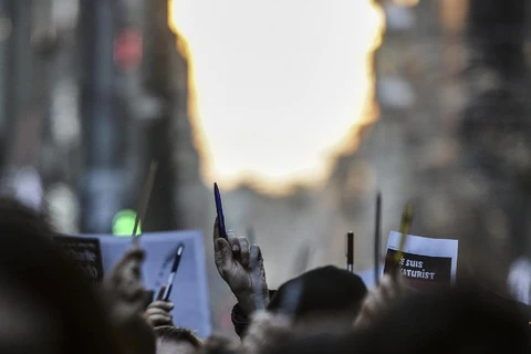 Người dân tổ chức biểu tình phản đối Charlie Hebdo tại Istanbul. (Ảnh: Yahoo)