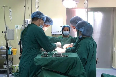 Phẫu thuật cắt thành công khối u nặng hơn 18kg cho bệnh nhân ở Kon Tum