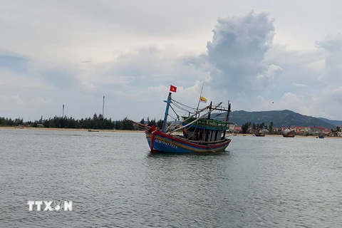 Nghệ An: Cứu hộ thành công tàu cá hỏng máy cùng ngư dân gặp nạn