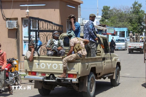 Các tay súng trung thành với Hội đồng chuyển tiếp miền Nam tại Yemen. (Ảnh: AFP/TTXVN)