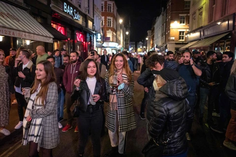 Đường phố London đông đúc do người dân cùng đổ ra đường sau 10 giờ tối. (Ảnh: Independent)