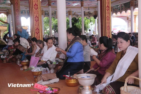 Người dân Lào tổ chức lễ hội Okphansa sau dịch COVID-19