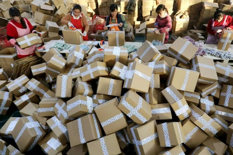 Nhân viên phân loại hàng hóa tại công ty vận chuyển Cainiao của Alibaba. (Ảnh: SCMP)