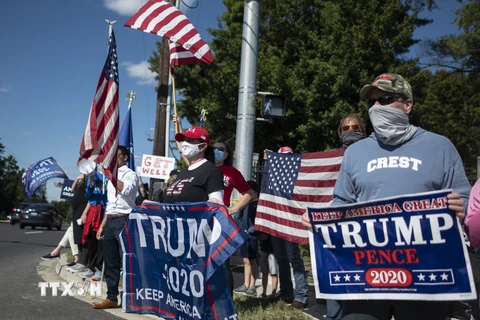 Người ủng hộ Tổng thống Trump bên ngoài bệnh viện Walter Reed. (Ảnh: AFP/TTXVN)