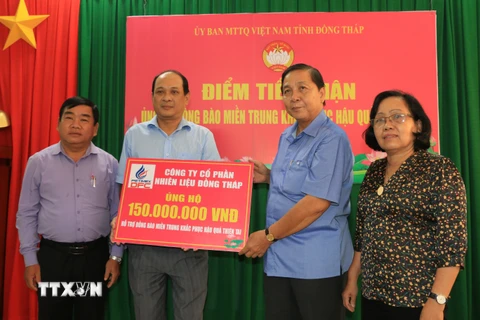 Ủy ban MTTQ tỉnh Đồng Tháp tiếp nhận tiền ủng hộ đồng bào miền Trung. (Ảnh: Chương Đài/TTXVN)