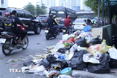 Rác "bủa vây" nhiều đường phố ở Hà Nội. (Ảnh: Tuấn Đức/TTXVN)
