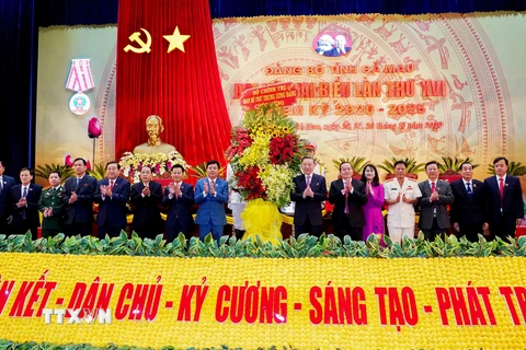Đại tướng Tô Lâm tặng hoa chúc mừng Đại hội