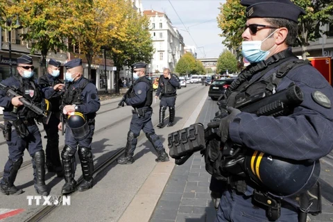 Lực lượng an ninh Pháp được triển khai tại khu vực xảy ra vụ tấn công. (Ảnh: AFP/TTXVN)