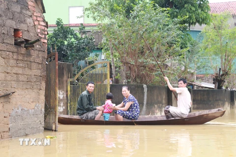Nước rút chậm, người dân vùng ven sông Lam sống trong cảnh ngập nước