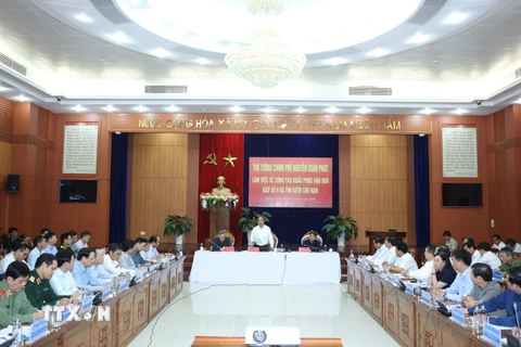 Thủ tướng Nguyễn Xuân Phúc làm việc với các địa phương về công tác khắc phục hậu quả bão số 9. (Ảnh: Thống Nhất/TTXVN)