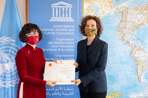 Đại sứ Lê Thị Hồng Vân trình Thư ủy nhiệm lên Tổng Giám đốc UNESCO Audrey Azoulay. (Ảnh: Baoquocte) 