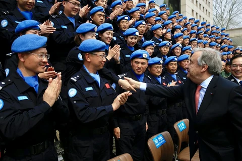 TTK LHQ Antonio Guterres cùng lực lượng cảnh sát LHQ. (Ảnh: LHQ)