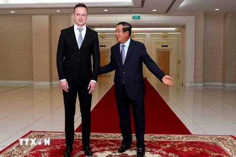 Thủ tướng Campuchia Samdech Techo Hun Sen gặp Bộ trưởng Ngoại giao và Thương mại Hungary Peter Szijjarto. (Ảnh: AFP/TTXVN)