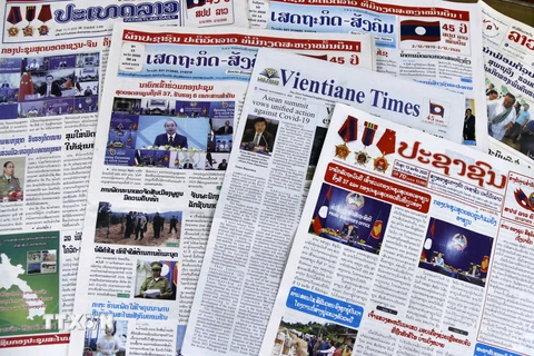 Báo chí Lào đưa tin đậm nét về Hội nghị cấp cao ASEAN 37. (Ảnh: Phạm Kiên/TTXVN)