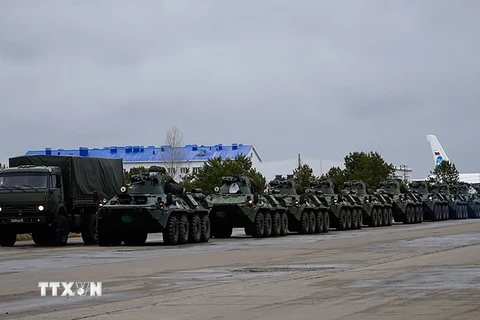 Xe quân sự Nga được triển khai tới khu vực Nagorny-Karabakh. (Ảnh: AFP/TTXVN)