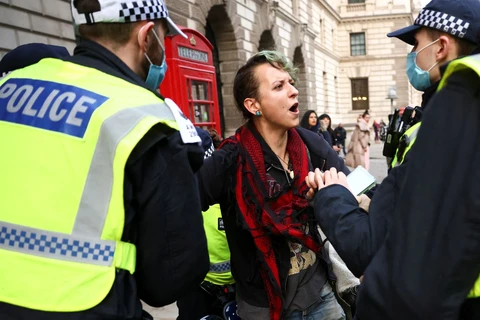 Người biểu tình đối đầu với cảnh sát tại London. (Ảnh: Sky News)