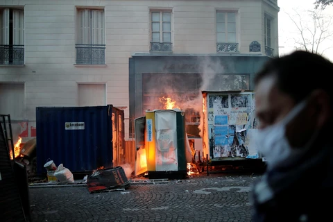 Video cảnh sát Pháp sử dụng cả hơi cay nhằm trấn áp người biểu tình