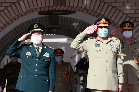 Bộ trưởng Quốc phòng Trung Quốc Ngụy Phụng Hòa (trái) trong chuyến thăm Pakistan. (Ảnh: Twitter)