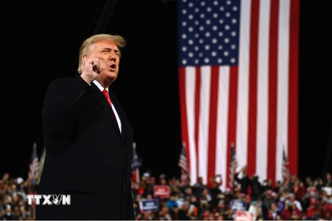 Tổng thống Donald Trump phát biểu trước những người ủng hộ ở thành phố Valdosta, bang Georgia. (Ảnh: AFP/TTXVN) 