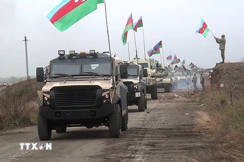 Đoàn xe quân sự Azerbaijan di chuyển vào khu vực Aghdam thuộc Nagorny-Karabakh. (Ảnh: AFP/TTXVN)