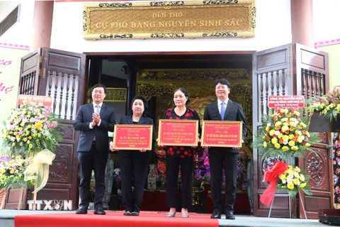 Tặng bảng vàng tri ân của lãnh đạo Tỉnh cho tập thể, cá nhân ủng hộ Quỹ Khuyến học Nguyễn Sinh Sắc. (Ảnh: Nguyễn Văn Trí/TTXVN)