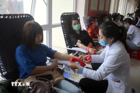 Gần 2.000 người tham gia chương trình hiến máu tình nguyện Chủ nhật Đỏ