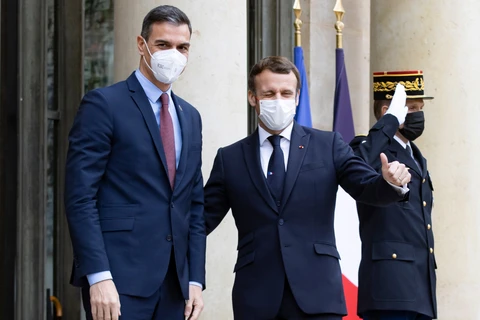 Tổng thống Macron tiếp đón Thủ tướng Tây Ban Nha Pedro Sanchez. (Ảnh: EPA)