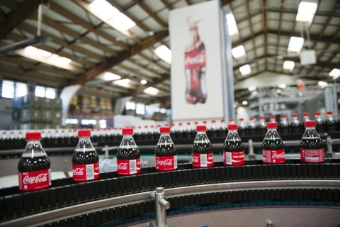 Dây chuyền sản xuất của Coca Cola. (Ảnh: NY Times)