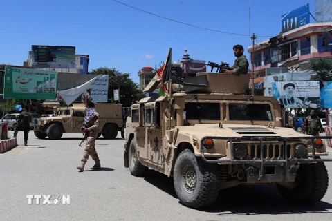 Lực lượng an ninh Afghanistan trong chiến dịch truy quét phiến quân Taliban tại Kunduz. (Ảnh: AFP/TTXVN)