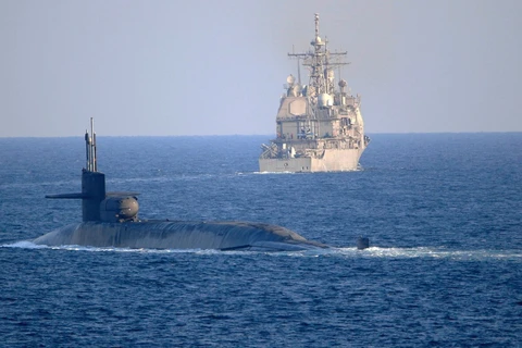 Tàu ngầm USS Georgia và tàu tuần dương USS Port Royal. (Ảnh: AP)