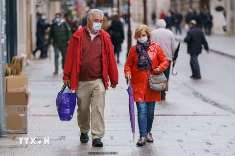 Người dân tại thành phố Burgos, Tây Ban Nha. (Ảnh: AFP/TTXVN)