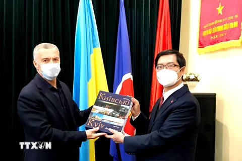 Đại sứ Nguyễn Hồng Thạch và Chủ tịch Hội Hữu nghị Ukraine-Việt Nam Oleksandr Vitaliyovich Shlapak. (Ảnh: TTXVN phát)