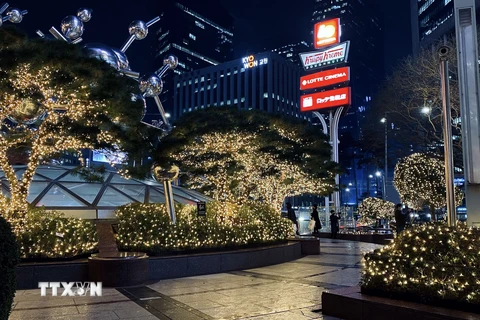Các đường phố ở Hàn Quốc vắng vẻ trong đêm Giáng sinh. (Ảnh: Anh Nguyên/TTXVN)