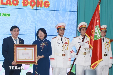 Đại học Y khoa Phạm Ngọc Thạch nhận danh hiệu AHLĐ thời kỳ đổi mới