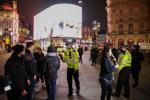 Thủ đô London vắng bóng người trong đêm Giao thừa do dịch bệnh. (Ảnh: Sky News)