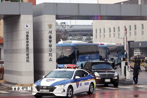 Xe chở tù nhân nhiễm COVID-19 từ Trung tâm Giam giữ Dongbu tới cơ sở y tế để điều trị. (Ảnh: Yonhap/TTXVN)