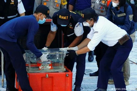[Video] Indonesia trục vớt hộp đen máy bay của Sriwijaya Air