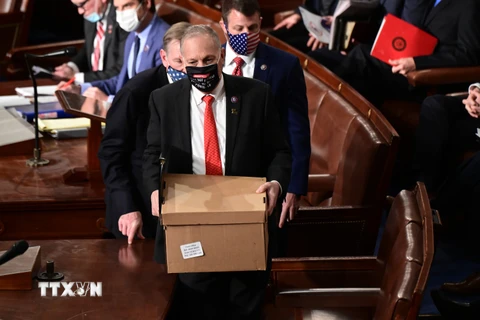 Các hòm phiếu được chuyển đến phiên họp lưỡng viện Quốc hội Mỹ. (Ảnh: AFP/TTXVN) 