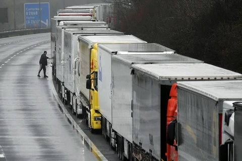 Dòng xe tải kẹt cứng do Pháp đóng cửa biên giới với Anh. (Ảnh: Reuters)