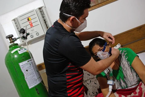 Bác sỹ Marcos Fonseca Barbosa điều trị cho mẹ tại nhà. (Ảnh: AFP)
