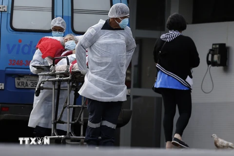 Chuyển bệnh nhân COVID-19 tới bệnh viện ở Brazil. (Ảnh: AFP/TTXVN)