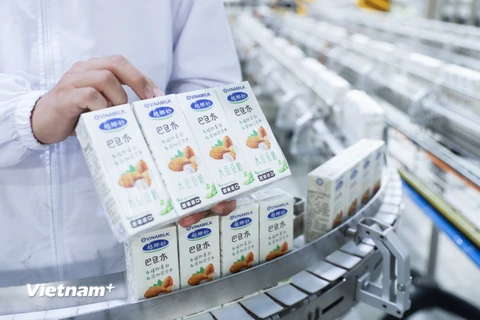 Lô sản phẩm xuất khẩu gồm sữa đậu nành hạnh nhân và đậu đỏ mang thương hiệu Vinamilk. (Ảnh: Vietnam+) 